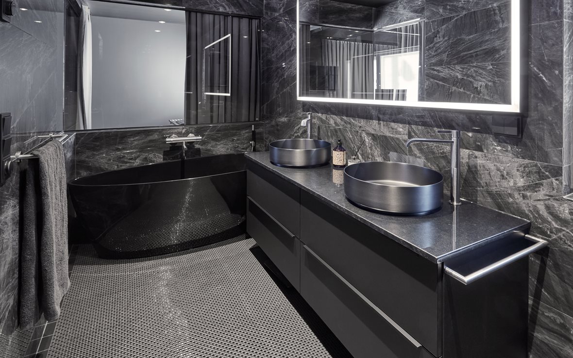 Tyylikäs tummansävyinen koti