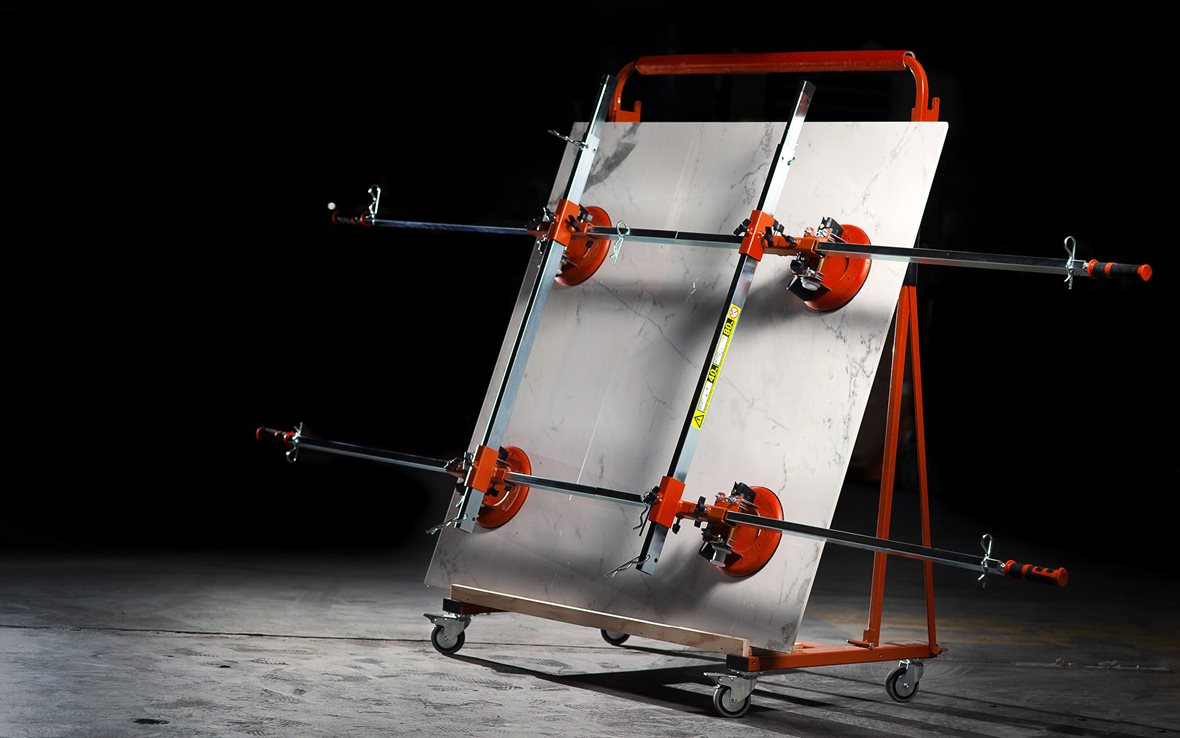 Suurten laattojen asentaminen