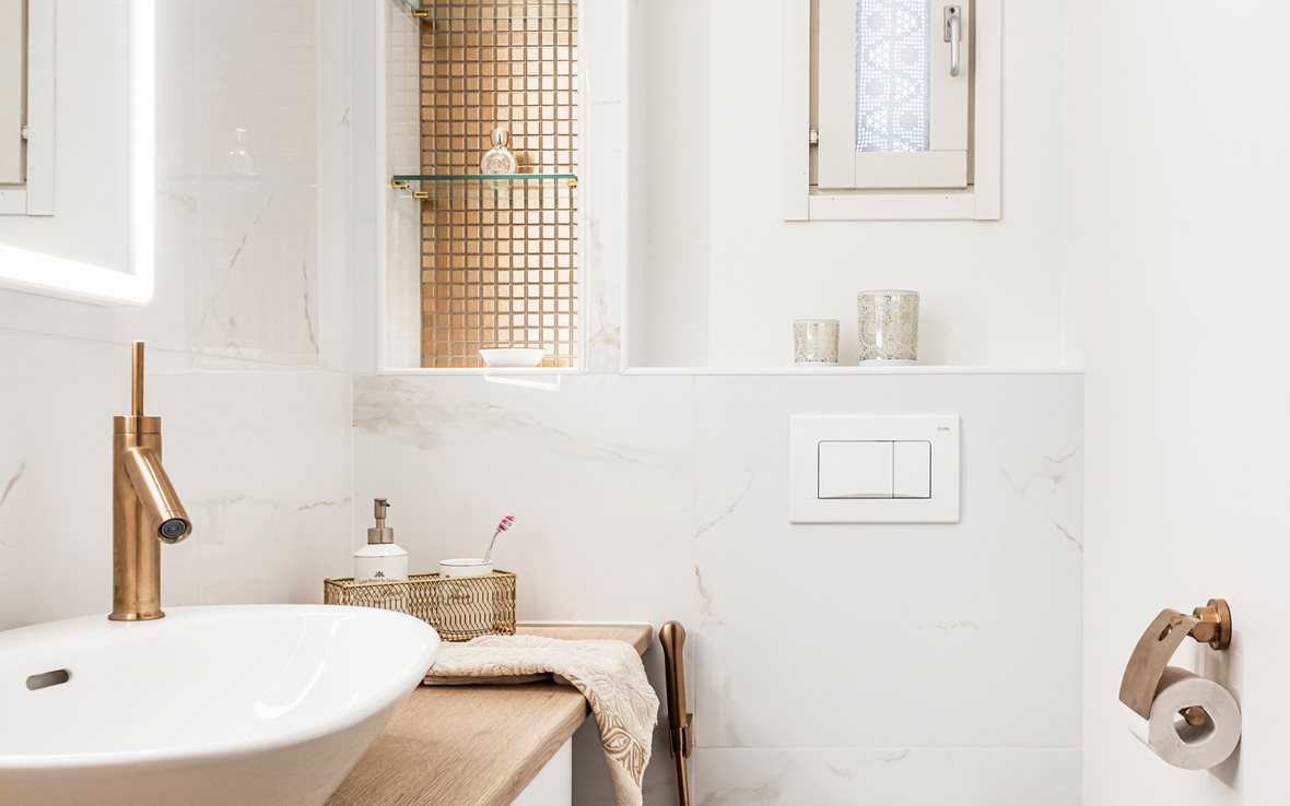 Kuparinhohtoinen kotikylpylä, wc ja keittiön välitila