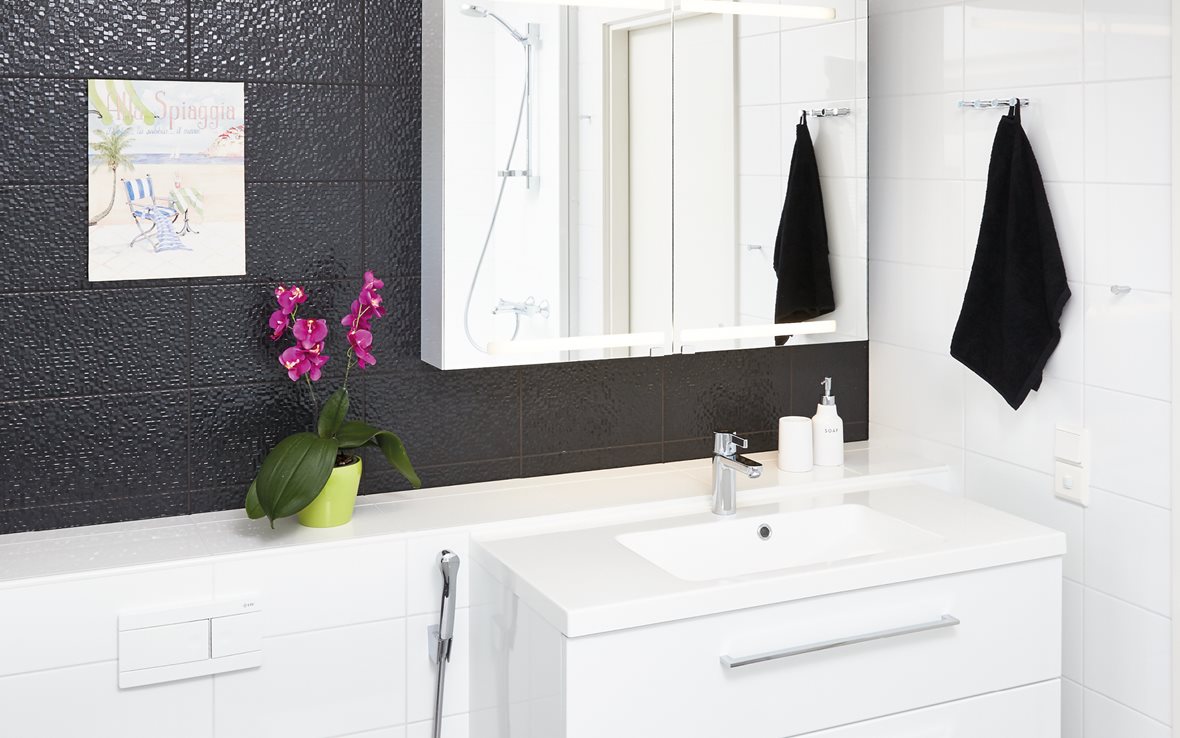 Mustavalkoinen kylpyhuone