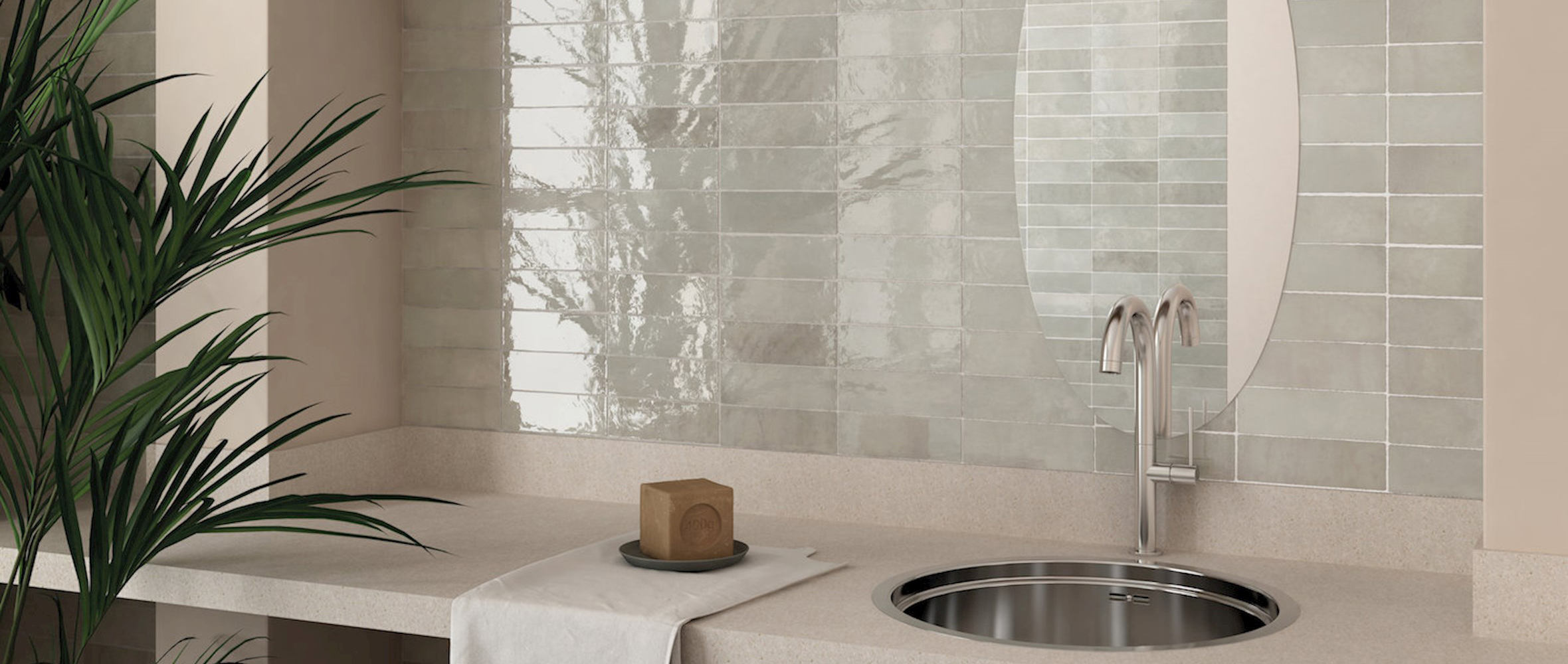 Vaaleanpunainen romanttinen kylpyhuone, moderni maalaisromanttinen sisustus, harmaan kanssa sopivat väri, kiiltävä laatta tehosteseinässä