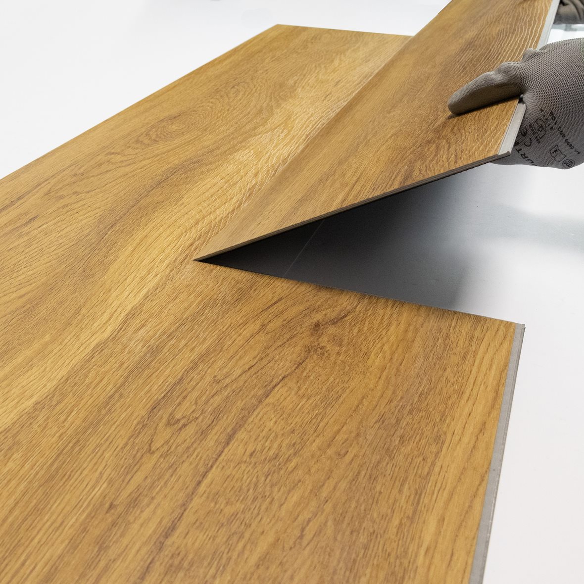 Pontillisen vinyylilankun asennuksessa pitkän sivun pontti viedään toisen lankun vastakappaleeseen kiinni vinossa kulmassa 