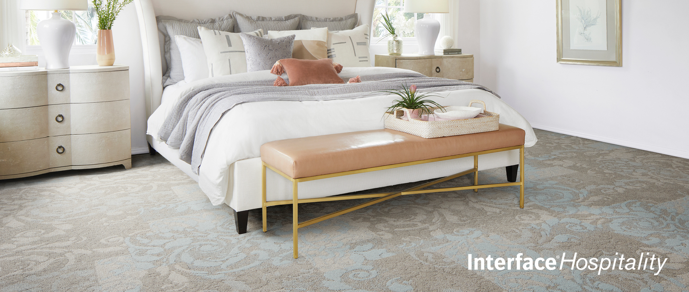 Hiilinegatiivinen vaalea värikäs kokolattiamatto makuuhuoneessa hotellihuoneessa, hotellirakentaminen modulaarisella lattiaratkaisulla