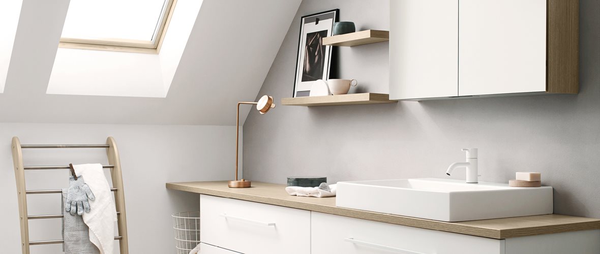 Moderni skandinaavinen tyyli, klassinen valkoinen sisustus kylpyhuoneessa, vaaleat puiset kylpyhuonekalusteet.