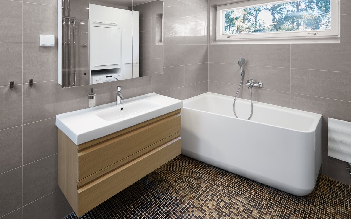 Hotellimainen kylpyhuone