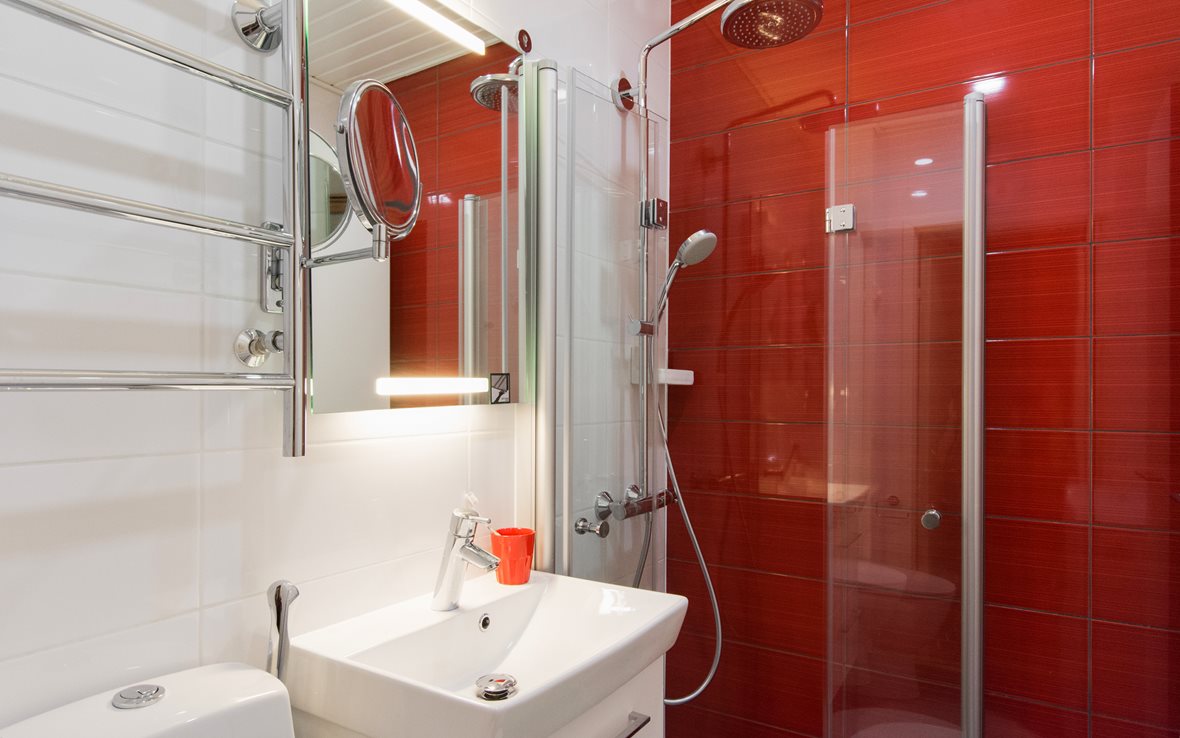 Pieni punainen kylpyhuone