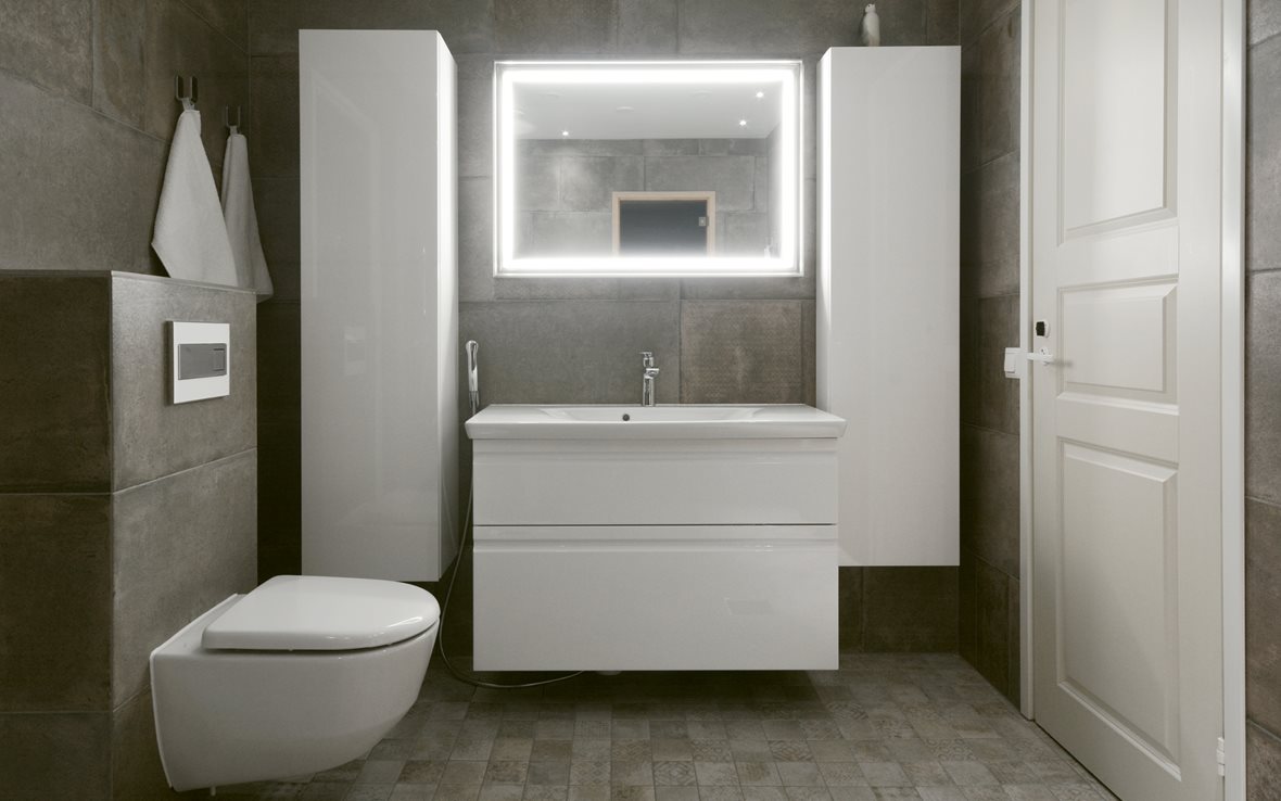 Tummanpuhuva kylpyhuone