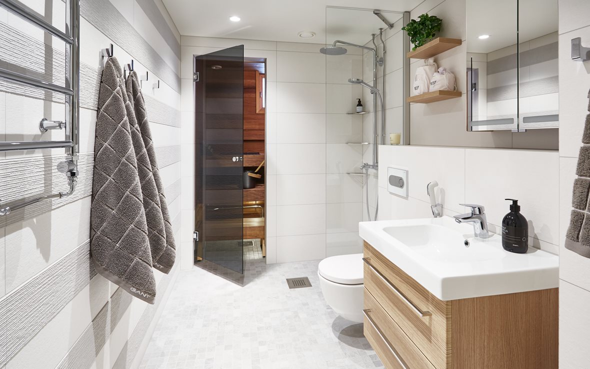 Vaalea kylpyhuone ja sauna, kotikylpylä sekä kodin lattiat ja keittiön välitila