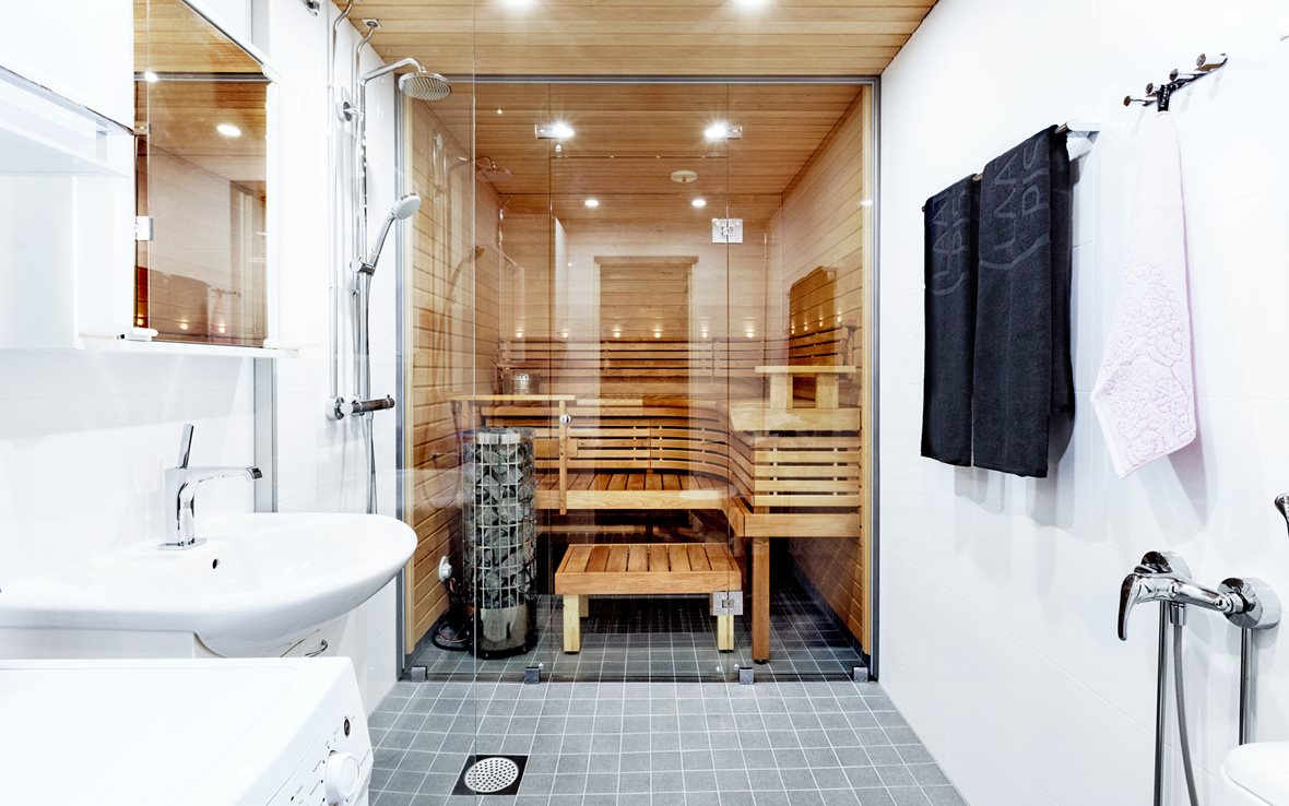 Selkeä kylpyhuone, sauna ja wc