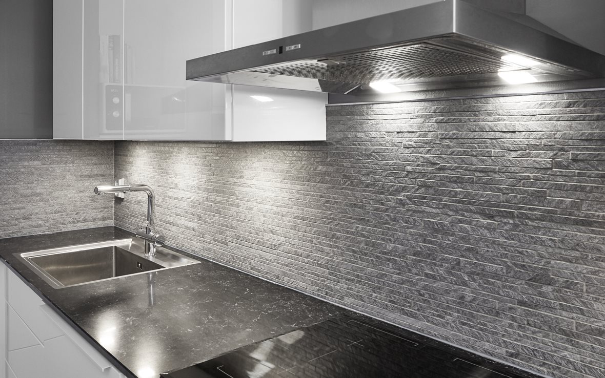 Viileän tyylikäs kylpyhuone, wc ja keittiön välitila