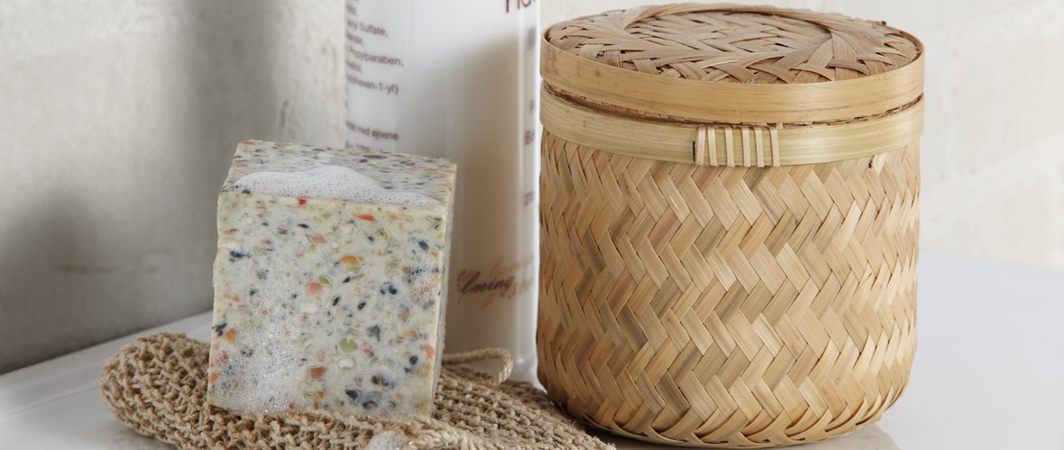 Moderni skandinaavinen tyyli, klassinen valkoinen sisustus kylpyhuoneessa, luonnonmukaiset materiaalit, rottinkinen kori.