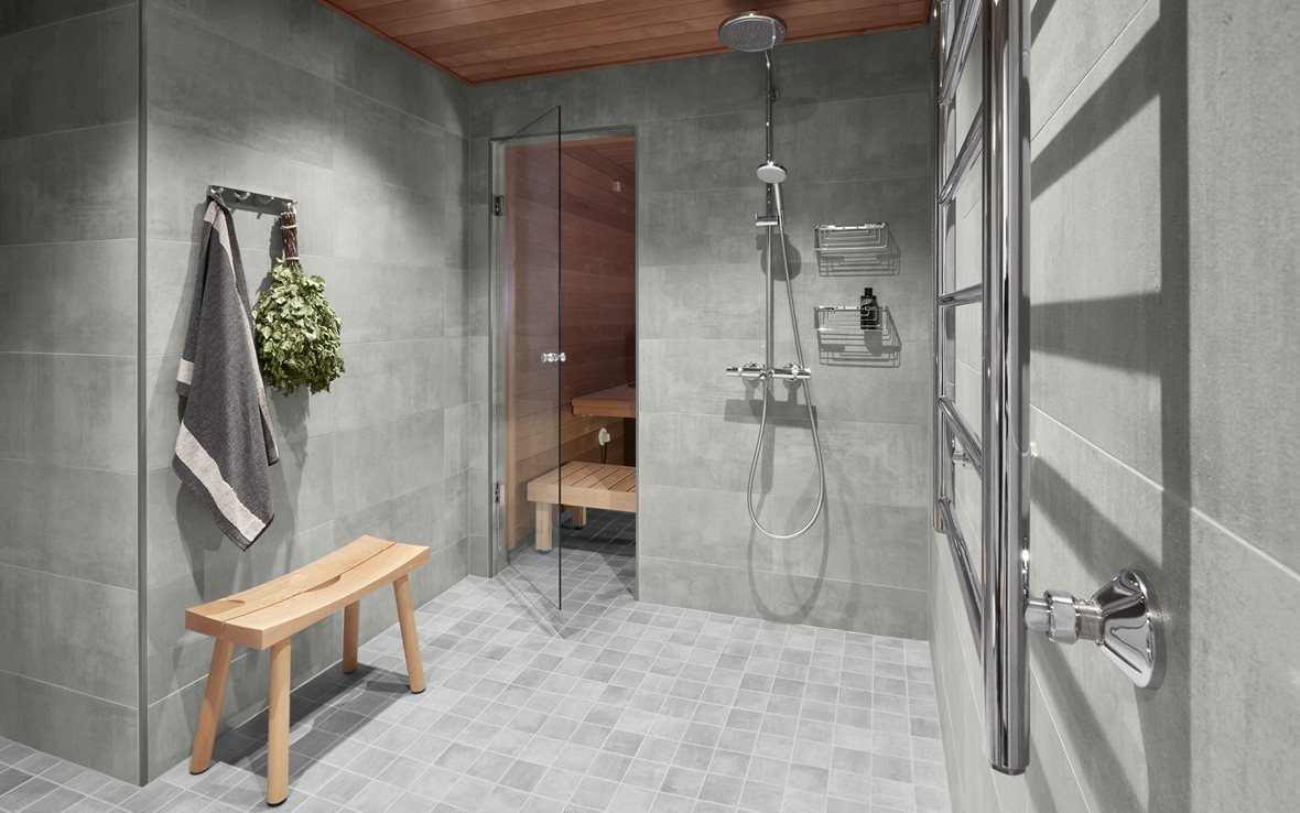 Levollinen pukuhuone, wc, pesuhuone ja sauna