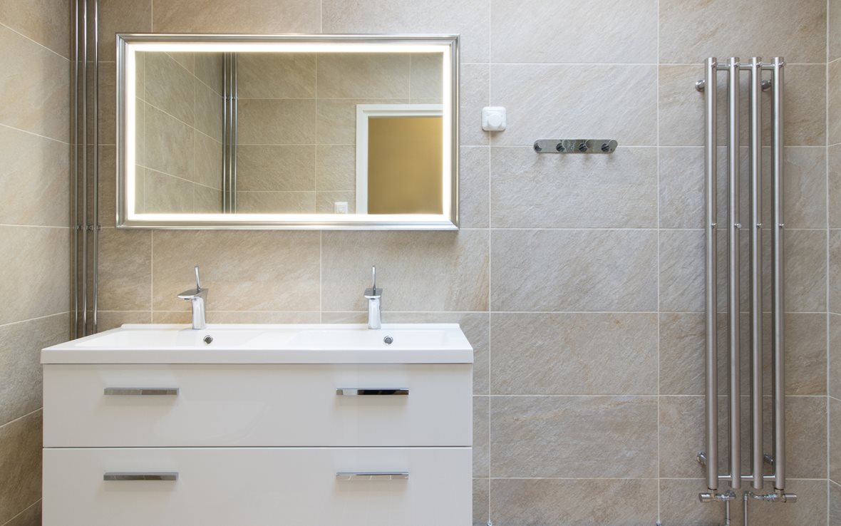 Ajaton kylpyhuone ja pieni wc