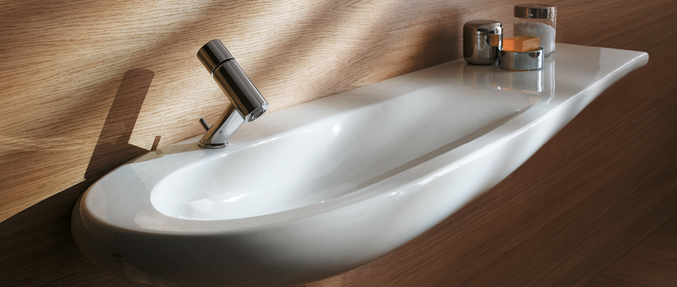 Moderni retro sisustus, puukuosinen seinä 70-luvun kylpyhuoneessa, kaareva design pesuallas ja hana, vintage huonekalut.