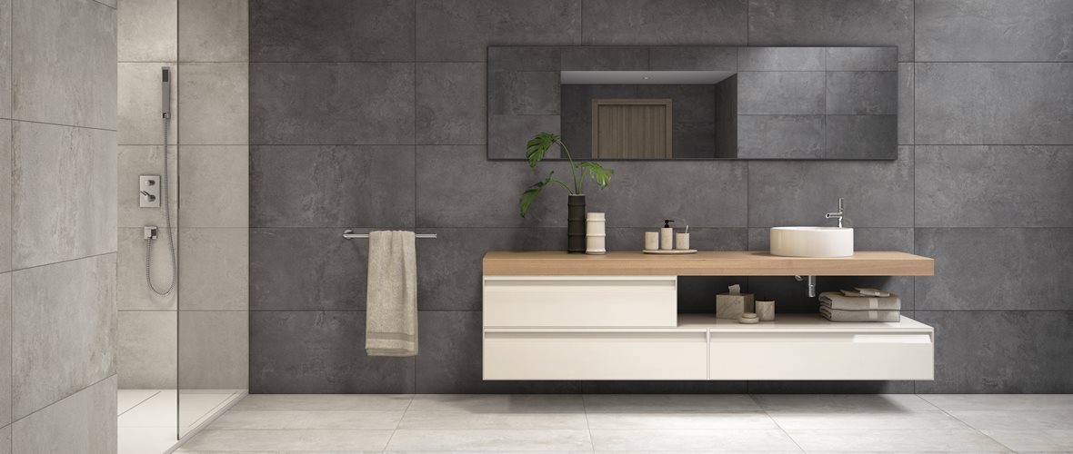 Moderni skandinaavinen tyyli, klassinen mustavalkoinen sisustus, iso kivikuosinen laatta kylpyhuoneessa, vaaleat kylpyhuonekalusteet.