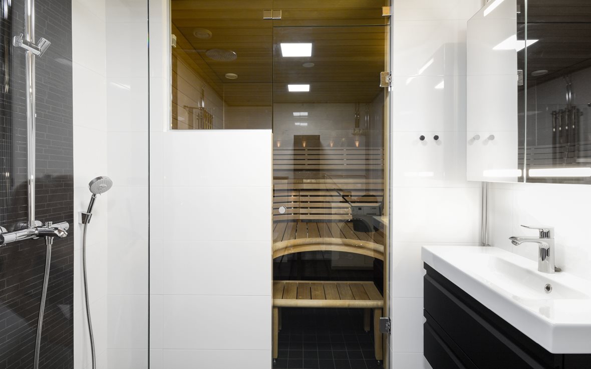 Ajaton sekä raikas kylpyhuone ja sauna