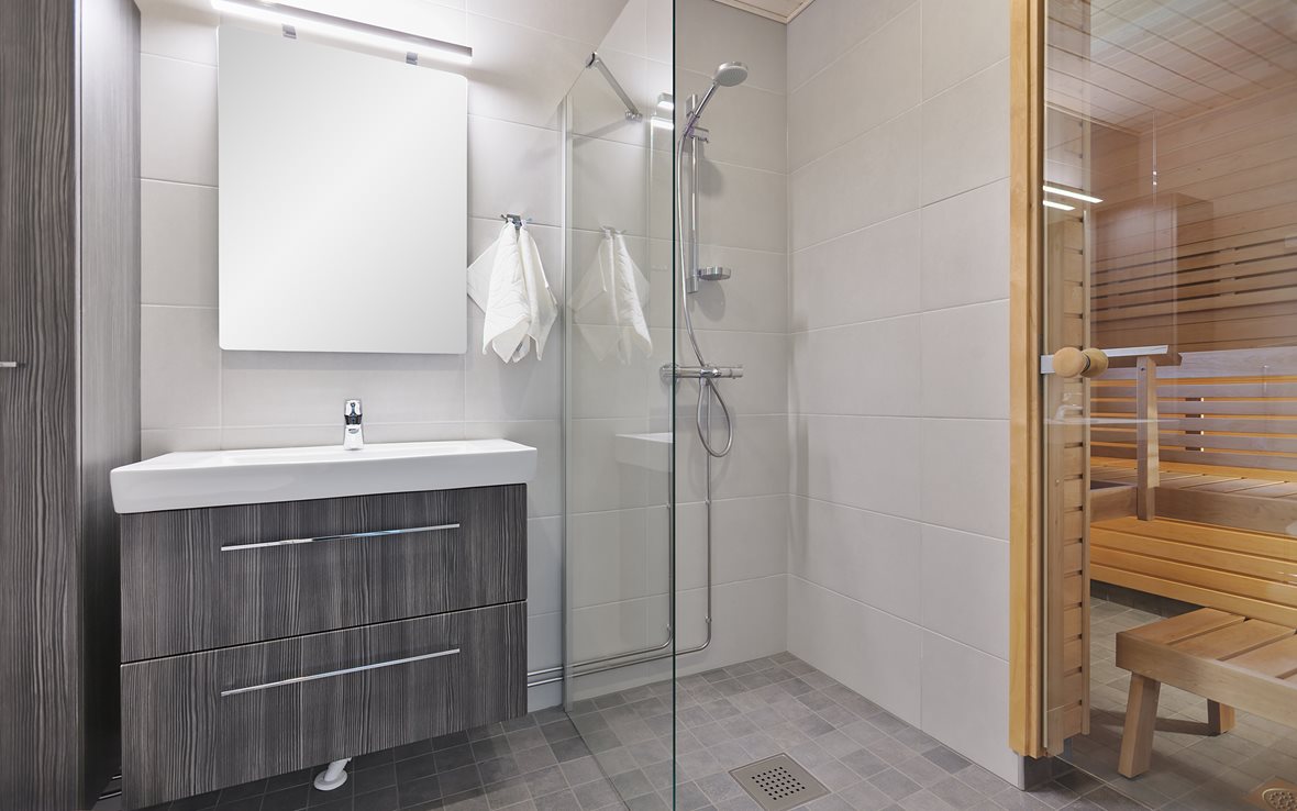 Maanläheinen kylpyhuone ja sauna