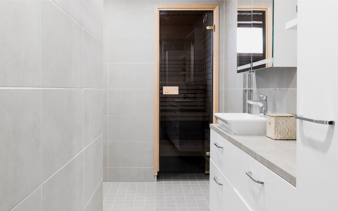 Raikas pesuhuone, sauna ja wc sekä keittiön välitila