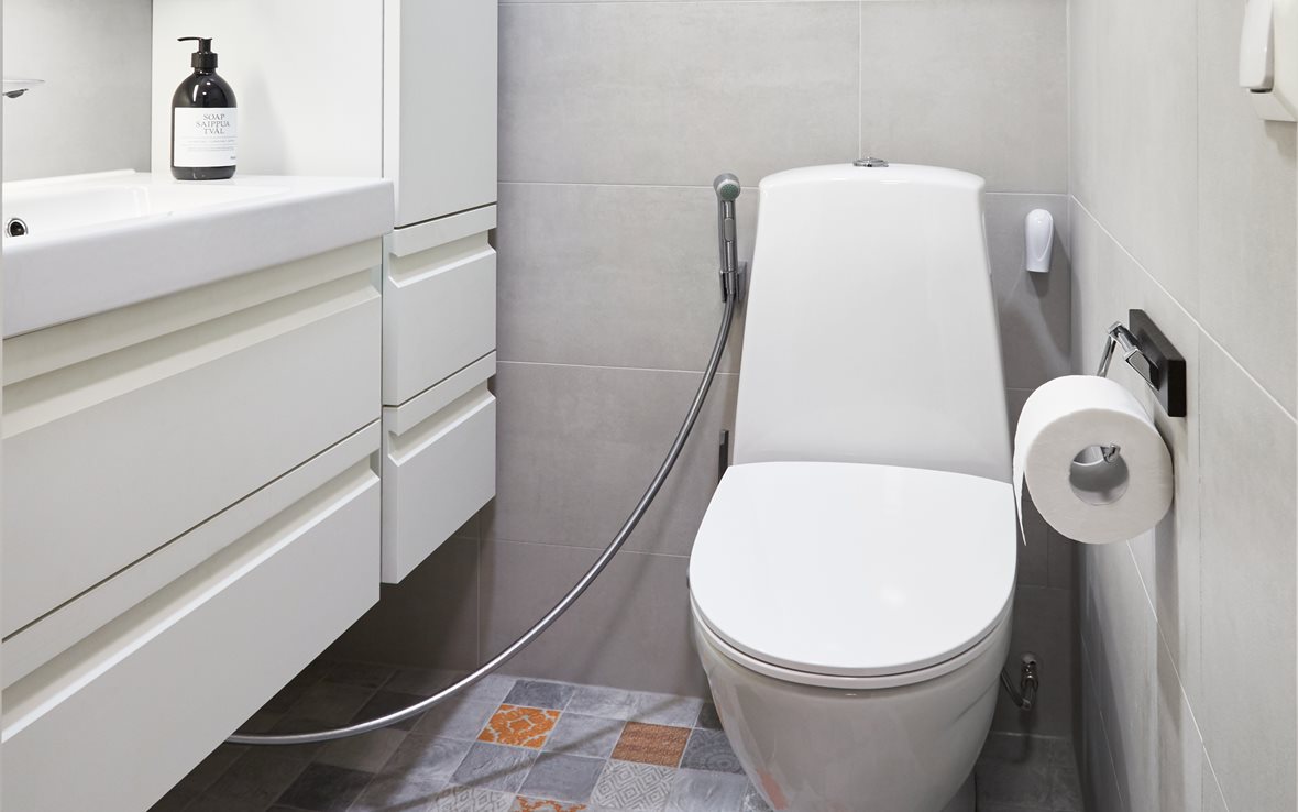 Pieni syksynsävyinen wc