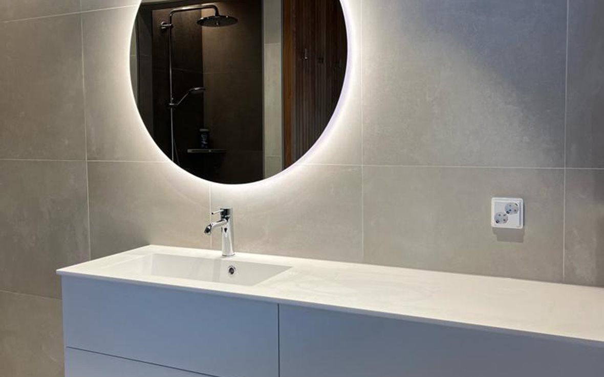 Tamperelaisen omakotitalon tyylikkäät märkätilat