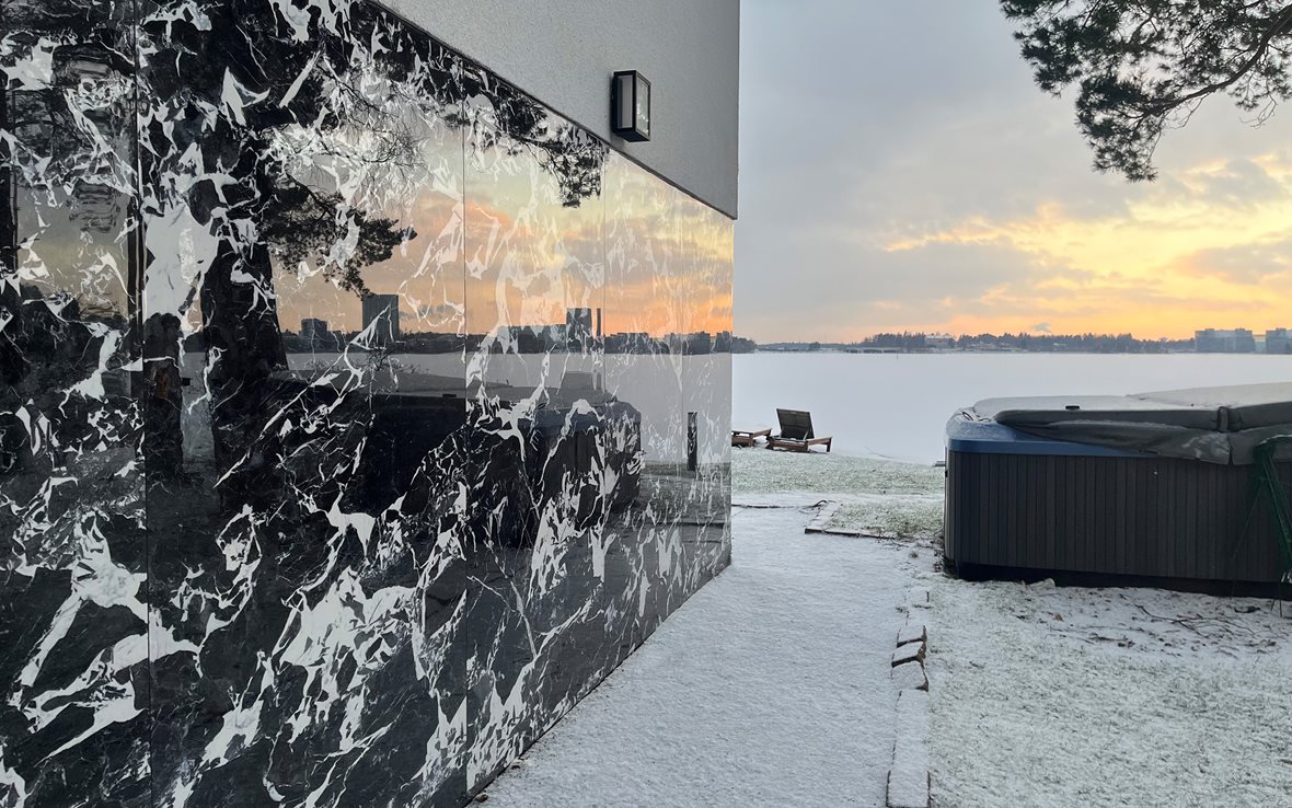 Näyttävä ulkolaatoitus suurlaatalla