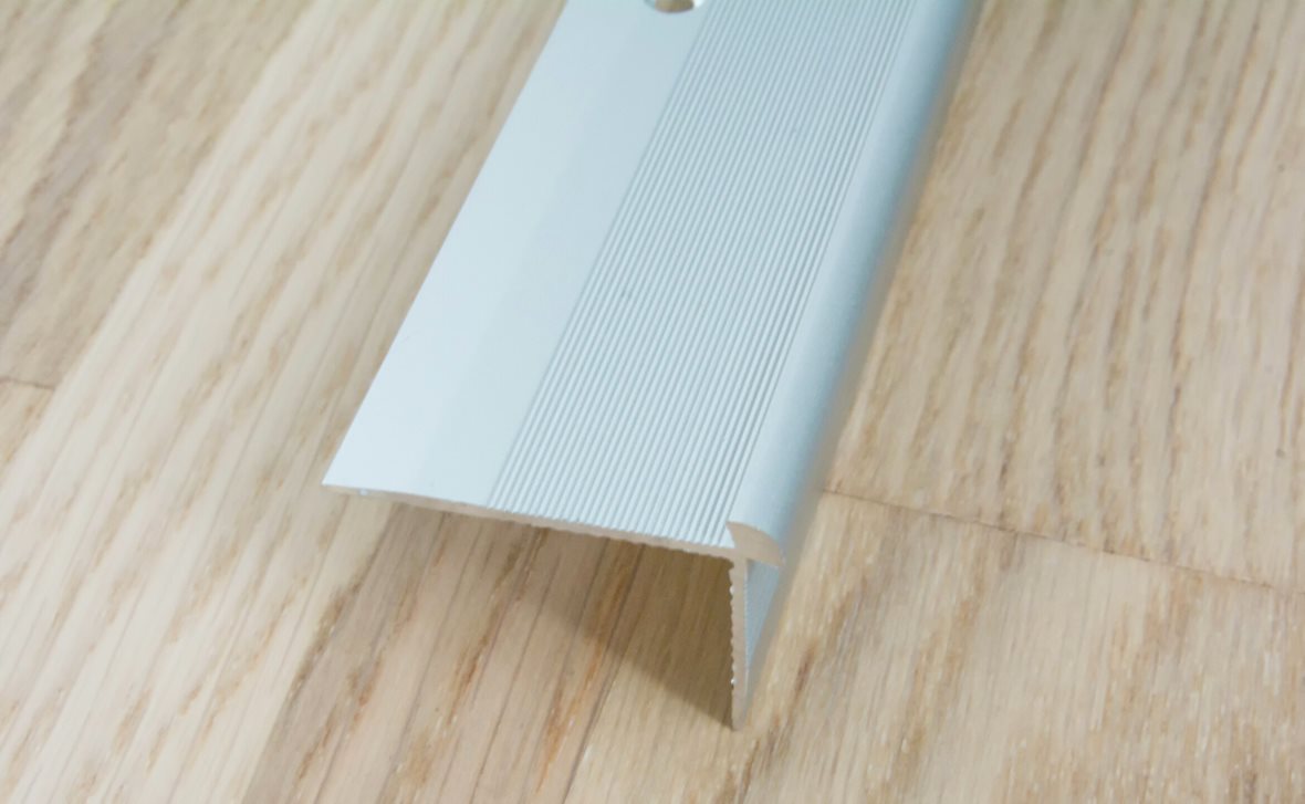 Listatalo kulmalista tekstiilimatolle kulma 3 mm alumiini mattahopea 2,7 m TVC037.81