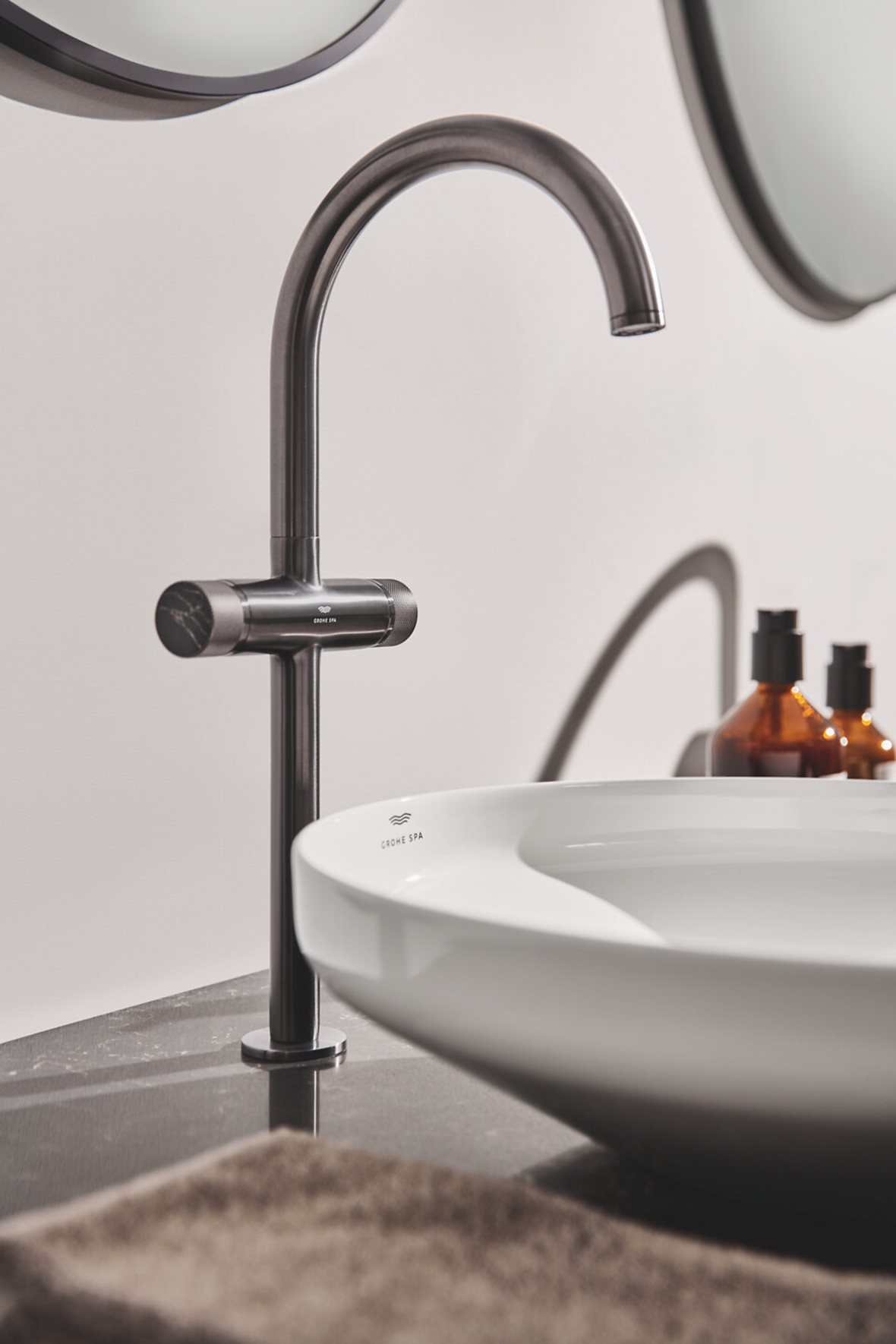 WC, GROHE SPA Atrio Private Collection, GROHE SPA Atrio Private Collection XL kaksiote pesuallashana brushed hard graphite sisältää push-open pohjaventtiilin, GROHE SPA Airio, GROHE SPA Airio malja-allas 45X45X12 cm kiiltävä valkoinen PureGuard posliini kiiltävä valkoinen