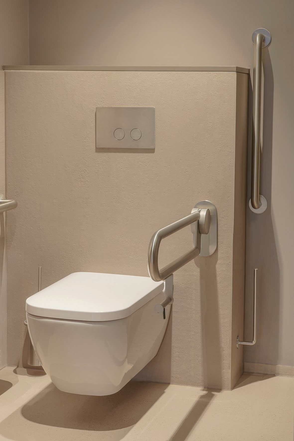 d line Knud Holscher, d line Knud Holscher WC-varapaperiteline 5x16x7,4 cm harjattu teräs RST AISI 316, d line Qtoo, d line Qtoo seinä-WC huuhtelupainike 21,2x14,2x2,7 cm haponkestävä ruostumaton teräs AISI 316 harjattu, d line Knud Holscher WC-paperiteline harjattu teräs 32 mm RST AISI 316 tukikaiteeseen, d line Knud Holscher tukitanko 79,8x7,2x8,2 cm harjattu teräs 32 mm RST AISI 316, d line Knud Holscher WC-tukikaide 9,2x21,2x70 cm harjattu teräs 32 mm RST AISI 316 kaidemalli