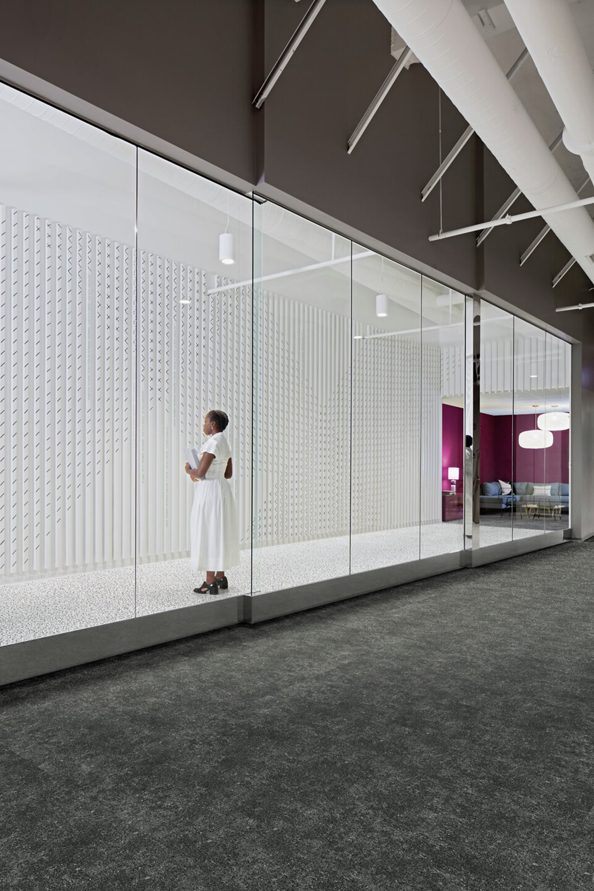 Käytävät, Klassinen, Interface Look Both Ways Collection, Interface Look Both Ways Walk Of Life vinyylilaatta A01205 Charcoal 50X50, Interface Look Both Ways Walk On By vinyylilaatta A01502 Monochrome 50X50