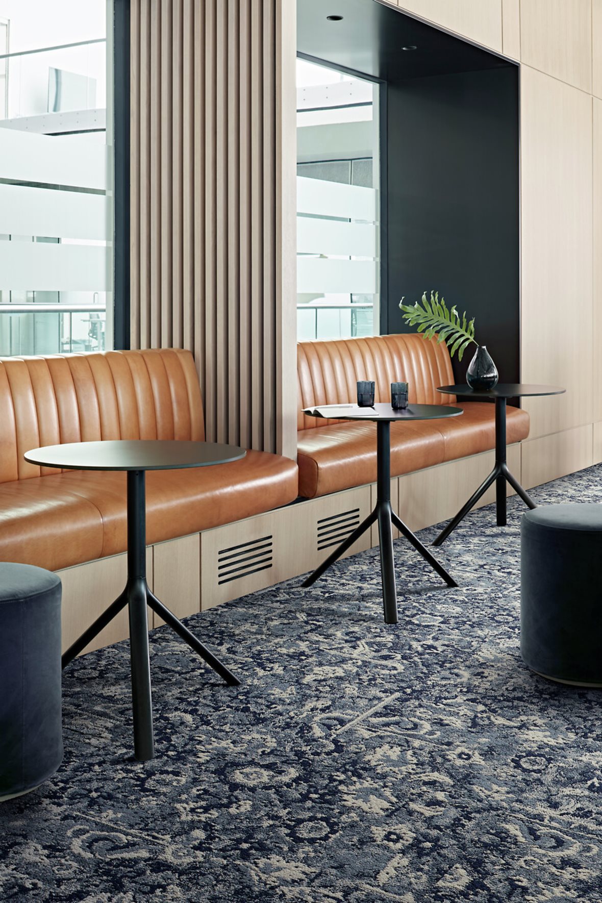 Kahvila- ja ravintolasali, Retro, Interface Past Forward, Interface Past Forward Cheshire Street tekstiililaatta 9955001 Cobalt 50x50