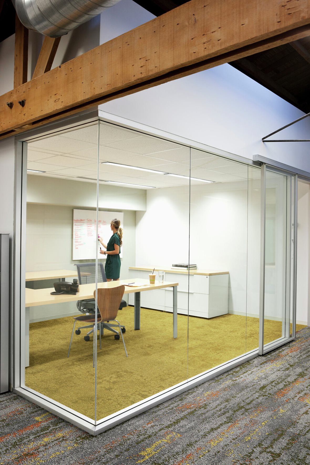 Toimistotilat, Retro, Interface Upon Common Ground, Interface Upon Common Ground Undulating Water tekstiililankku 2526005 Spinifex 25X100 cm, Interface Upon Common Ground Escarpment tekstiililaatta 2525013 Spinifex Grass 50X50