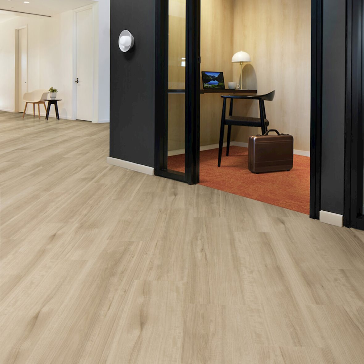 Vinyylilaatat ja -lankut toimistoissa